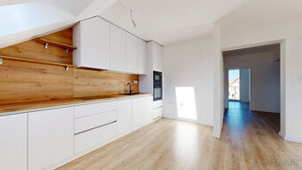 POLIANKY / Priestranný 3-izbový byt s loggiou a kuchynskou l