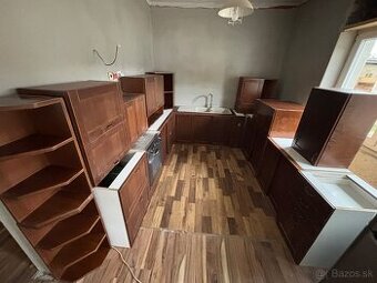 Obrovská masívna kuchyňská linka