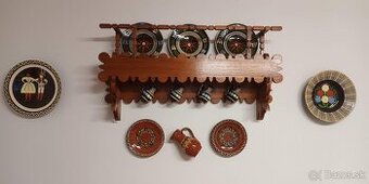 Starožitná drevená selská polica + pozdišovská keramika