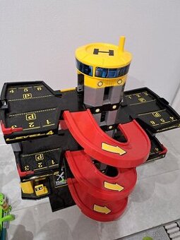 Parkovacia garaz s vytahom