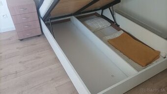 Posteľ s úložným priestorom