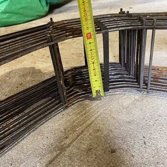 Dištančný kovovy had