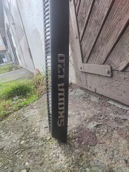 Zadné krídlo n kapotu