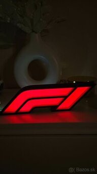LED lampa v tvare loga F1