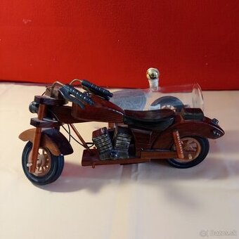 drevený model motorky s fľaškou