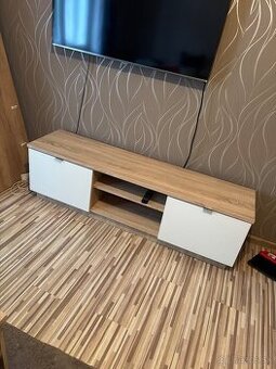 Stolík pod TV
