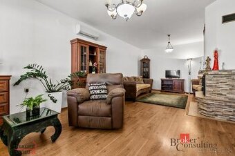 Priestranný 6 izbový rodinný dom s krásnym pozemkom v Dunaki