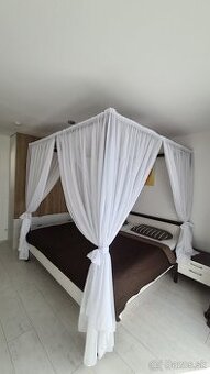 Postel s baldachynom