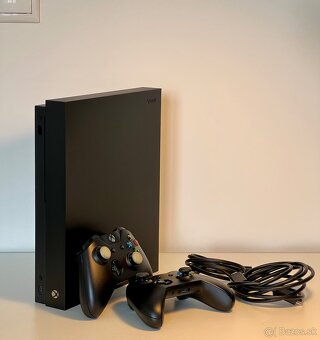 Xbox One X + 2 ovládače, 2 hry a stojan