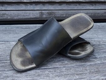 Kožené šľapky Kickers na nohu 43