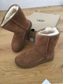 UGG W CLASSIC SHORT II dámske kožené snehule