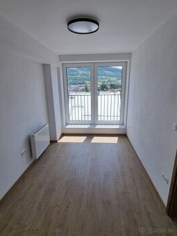 Slnečný 2-izbový byt s veľkou terasou v centre Bytče – prená