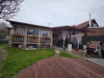 Krásna záhradka s útulnou chatou