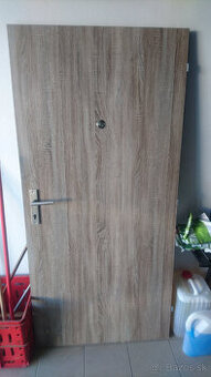 prave vchodove dvere 90