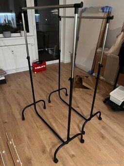 Prenosný vešiak na kolieskach