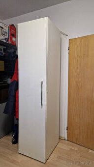 Vysoká biela úzka skriňa