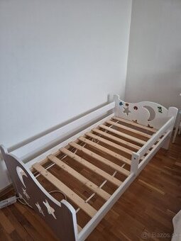 Detská drevená posteľ