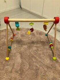 Playtive Drevená hrazda s hračkami pre bábätká