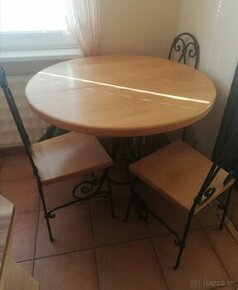 Stôl  so 4 stoličkami z masívu a kovu