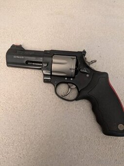 Taurus 44 magnum revolver