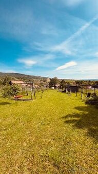 Krásny stavebný pozemok 863 m2 s chatkou