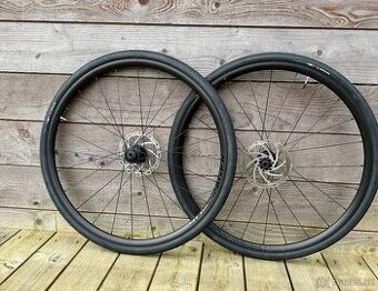 Zapletené kolesá Bontrager Paradigm SL + plášť