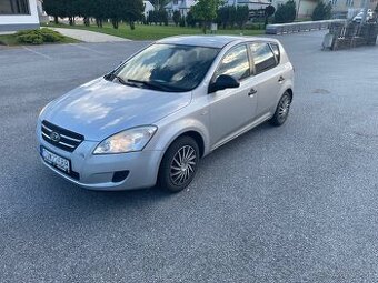 Kia Ceed hatchback, 1.4 benzín, 77kw, r.v.2010