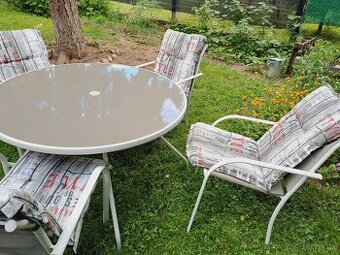 Okruhly skleneny stol s priemerom 120 cm