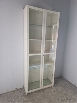 Presklenena skriňa vytrina