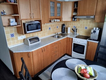 Priestranný 3-izbový byt (64 m²) s loggiou – ideálne bývanie