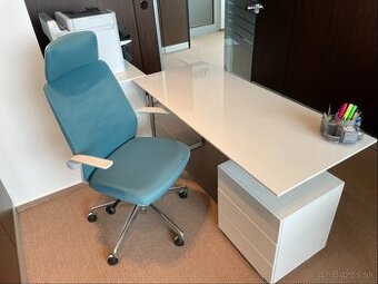 Kancelársky nábytok – stoly + stoličky + stolík