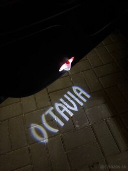 Škoda LED Octavia 2 logo s nápisom projektor