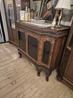 Set historického nábytku – 2 vitríny + 1 príborník