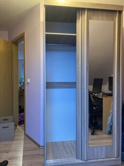 Vešiaková skriňa so zrkadlom