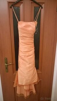 Oranžové spoločenské šaty