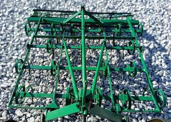 🔧 Poľnohospodársky kultivátor – pripravený na prácu 🚜