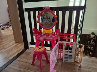 Barbie kozmetický stolík plus domček