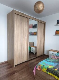 Šatníková 3 dielna skrina s posuvnými dverami