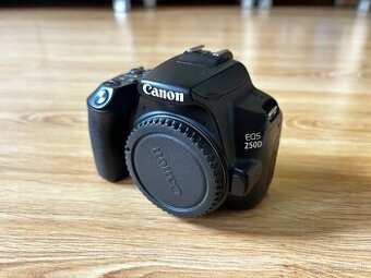 Canon 250D +Kit Lens 18-55 F4-5,6  +50mm F/1,8