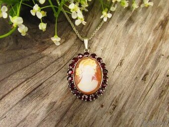 Ponúkam krásny starý dámsky strieborný náhrdelník osádzaný č