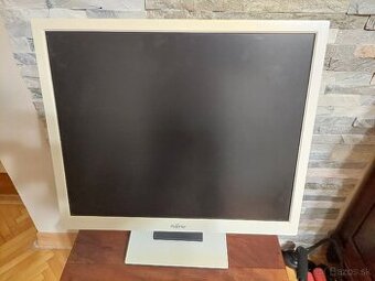 Monitor, reproduktory, klávesnica, myška