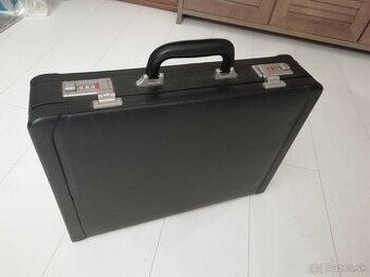 Čierny kožený kufrík