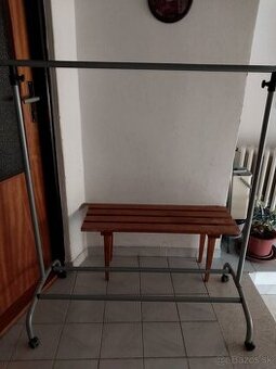 Predám mobilný vešiak na oblecenie