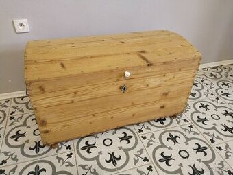 Starý, velký, dřevěný kufr, truhla po renovaci 2