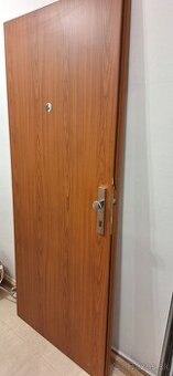 Darujem vstupné dvere do bytu