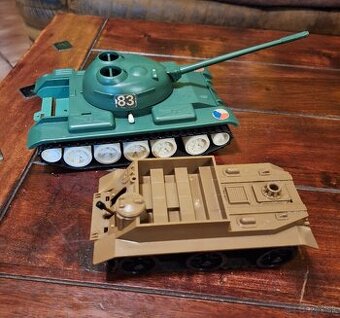 Starý tank ites,transportér igra