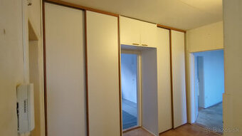 Chodbový šatník (rolldoor) so skrinkou nad dvere