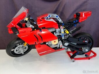 LEGO Technic Ducati Panigale V4 R (42107)
