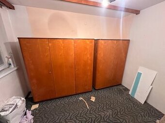 Starožitné staré masívne skrine