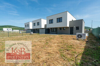 Ponúkame na predaj novostavbu troch 4izb. RD v Trenčíne